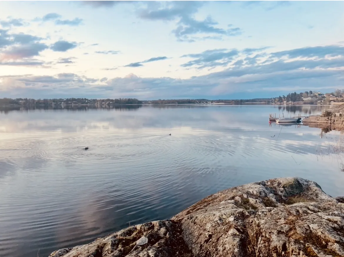 Emma Larsson vid sitt skrivbord